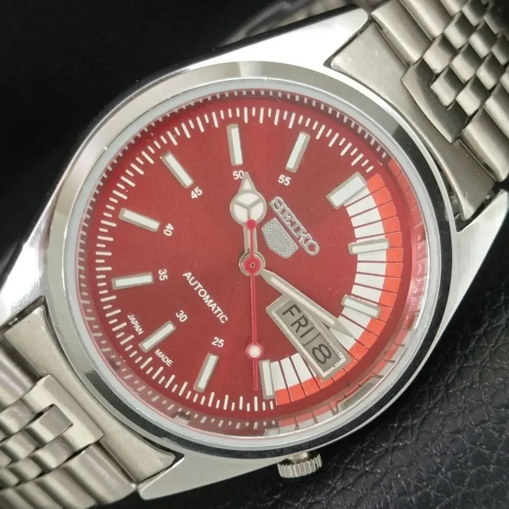 Vintage 1979 Seiko Automatic Mens Silver Watch W/daydate & White accents
